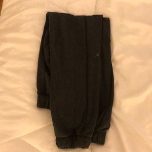 Lululemon women’s joggers size 6